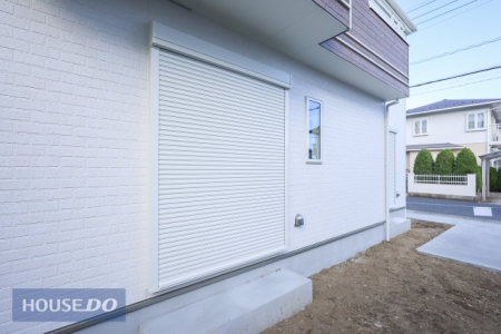  �y�h�Ɛݔ��z�P�K���r���O�ɂ͉J���̋������ɂ��𗧂h�ƃV���b�^�[�����Ă��܂��B