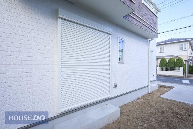  �y�h�Ɛݔ��z�P�K���r���O�ɂ͉J���̋������ɂ��𗧂h�ƃV���b�^�[�����Ă��܂��B