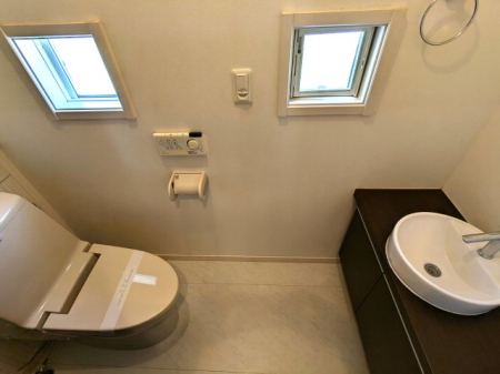 �g�C�� �Q�K�̃g�C���ɂ͐��ʑ䂪�t���Ă��܂��􂳂�ɁA2�̑��Ŋ��C���ǍD�I