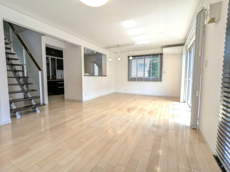 ���r���O �ΖʃL�b�`�������炨�q�l�̗l�q�����Ȃ��痿�������ł��܂��􂳂�ɁA���r���O�K�i�Ŗ������Ƒ��̂��炪�������S�݌v�ƂȂ��Ă���܂��I