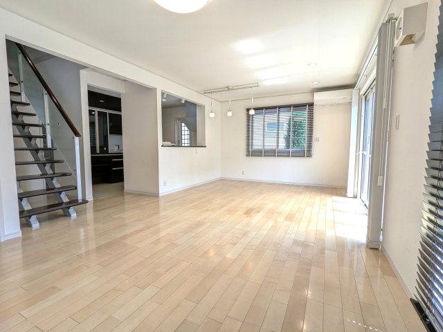 ���r���O �ΖʃL�b�`�������炨�q�l�̗l�q�����Ȃ��痿�������ł��܂��􂳂�ɁA���r���O�K�i�Ŗ������Ƒ��̂��炪�������S�݌v�ƂȂ��Ă���܂��I