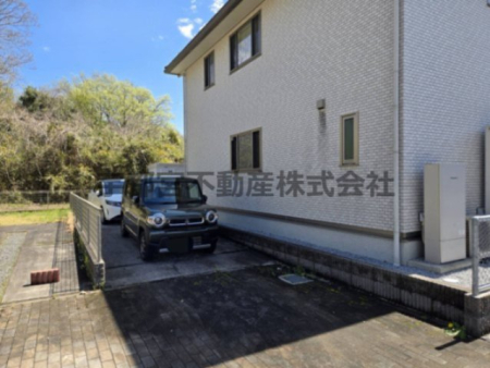  ���C�t�X�^�C���ɍ��킹�Ďg����������2�ӏ��̒��ԏ�B�����g���Ԃ͓쑤�ցA�Z�J���h�J�[�◈�q�p�͖k���ցB�~�n��L�����p�����֗��Ȕz�u�ł��B