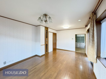  �Ƒ��ŉ߂����邭�났�̋�Ԃ͍L�߂̐݌v�ƂȂ��Ă���܂��B