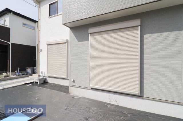 �o���R�j�[ �y�h�Ɛݔ��z�P�K���r���O�ɂ͉J���̋������ɂ��𗧂h�ƃV���b�^�[�����Ă��܂��B