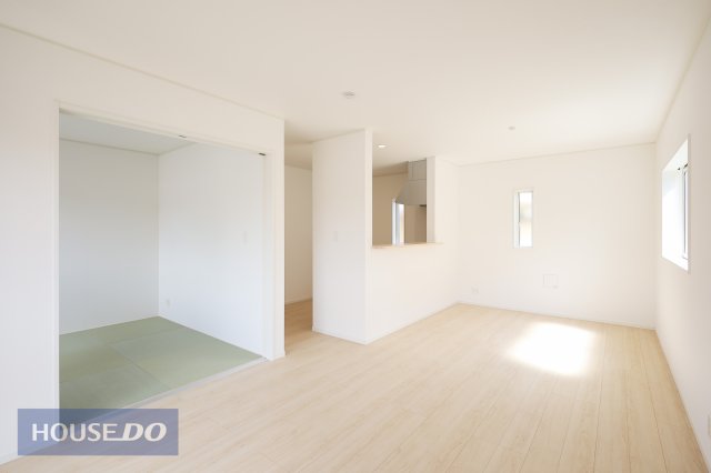  �y���r���O�_�C�j���O�z�Ƒ��ŉ߂����邭�났�̋�Ԃ͍L�߂̐݌v�ƂȂ��Ă���܂��B