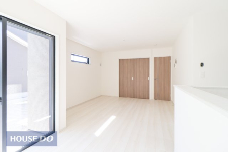  �Ƒ��ŉ߂����邭�났�̋�Ԃ͍L�߂̐݌v�ƂȂ��Ă���܂��B