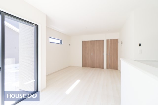  �Ƒ��ŉ߂����邭�났�̋�Ԃ͍L�߂̐݌v�ƂȂ��Ă���܂��B