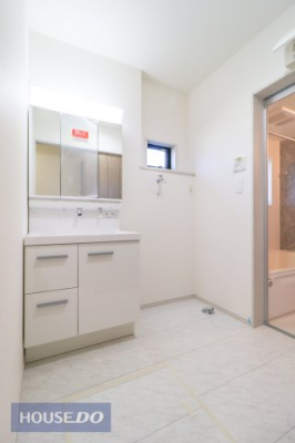 ���ʑ�E���ʏ� �傫�Ȑ��ʃ{�E���ƃn���h�V�����[�ŁA�����C�ɓ���Ȃ��Ă����ʑ�Ŏ�y�ɐ�����O�ʋ��̗����ɂ͎��[�X�y�[�X������܂��B