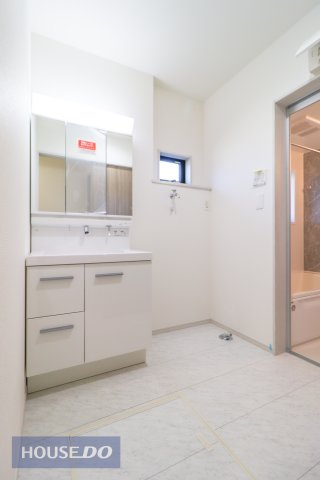 ���ʑ�E���ʏ� �傫�Ȑ��ʃ{�E���ƃn���h�V�����[�ŁA�����C�ɓ���Ȃ��Ă����ʑ�Ŏ�y�ɐ�����O�ʋ��̗����ɂ͎��[�X�y�[�X������܂��B