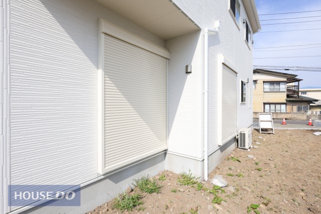  �y�h�Ɛݔ��z�P�K���r���O�ɂ͉J���̋������ɂ��𗧂h�ƃV���b�^�[�����Ă��܂��B