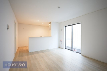  �y���r���O�_�C�j���O�z�Ƒ��ŉ߂����邭�났�̋�Ԃ͍L�߂̐݌v�ƂȂ��Ă���܂��B