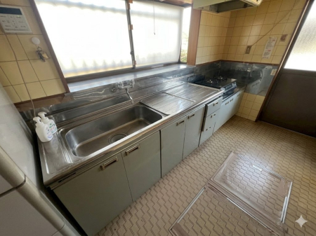 �L�b�`�� �V���N�E��Ƒ�E�R�������꒼���ŁA�������V���v���B�������Ƃɂ����X���[�Y�ɉ^�т܂��B�����䂪����������Ă��āA�������炦�E����t���E�Еt���������i�s���₷���L�b�`���ł��B