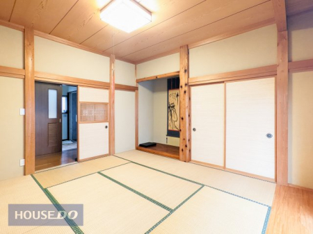 ���̑����� 8��̍L��������a���́A�q�Ԃ�Q���A���q�l�̗V�я�Ȃǃ}���`�Ɋ���B�J�������ӂ���ԂŁA�Ƒ��c���̂ЂƂƂ����������Ɖ߂����܂��B