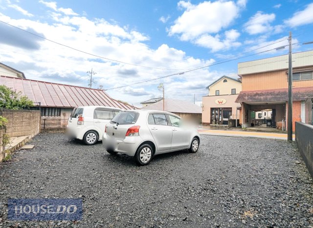  �L���X�y�[�X�́A��Ԃ�DIY�̍�Ə�Ƃ��Ă͂������A���q�l�����H�ɏo�邱�ƂȂ����S�ɗV�ׂ�ꏊ�Ƃ��Ă��s�b�^���I�ׂ̎ԂƂ̊Ԋu���L�����邽�߁A�x�r�[�J�[����̏悹�~�낵��A�傫�ȉו��̐ςݍ��݂��Z