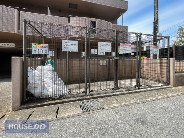 ���̑� ���Q��Q���΍���Ր΁B�J���X�ɍr�炳���S�z�̂Ȃ��A���S�ȑ���̃S�~�X�g�b�J�[�����B