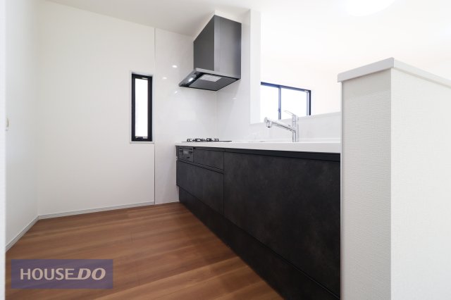 �L�b�`�� �y�L�b�`���z���r���O�����n����Ζʎ����̗p���邱�Ƃɂ���āA���������Ȃ��烊�r���O�ɂ���Ƒ��ƃe���r�����邱�Ƃ��ł��܂��I�Ƒ��Ƃ̃R�~���j�P�[�V�������y�����Ȃ�܂��ˁ�
