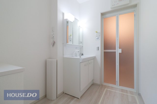 ���ʑ�E���ʏ� �y�������ʉ��ϑ�z�傫�Ȑ��ʃ{�E���ƃn���h�V�����[�ŁA�����C�ɓ���Ȃ��Ă����ʑ�Ŏ�y�ɐ�����O�ʋ��̗����ɂ͎��[�X�y�[�X������܂��B