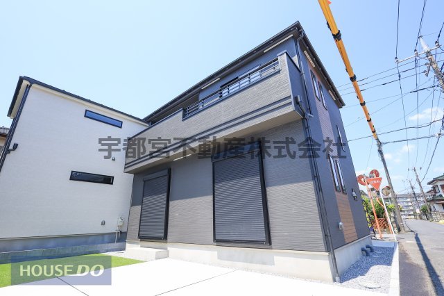  �y�h�Ɛݔ��z���n�����ʐ^�B�P�K���r���O�ɂ͉J���̋������ɂ��𗧂h�ƃV���b�^�[�����Ă��܂��B