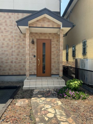  �������Ƃ������ցB���s���̂���|�[�`�ŉJ�̓������S�ł��B���փh�A���t�H�[���ρB