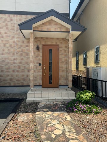  �������Ƃ������ցB���s���̂���|�[�`�ŉJ�̓������S�ł��B���փh�A���t�H�[���ρB