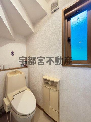 �g�C�� �y�g�C���z���n�ʐ^�F�̌��E���C���̂���g�C���̓g�C���b�g�y�[�p�[�z���_�[�ɏ\���Ȏ��[�����Ă��܂��B�܂��A2�K�ɂ��g�C�����������܂��B