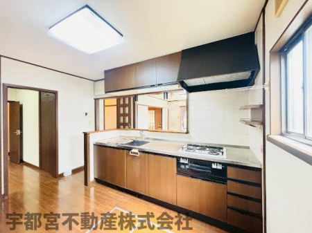 �L�b�`�� �y�L�b�`��/���n�ʐ^�z�J�E���^�[�L�b�`���ł��q�l�̗l�q�����Ȃ��痿�����o���܂��B�L�b�`�����ɂ͏�����t�̍L���Ǝ��X�y�[�X���������܂��B