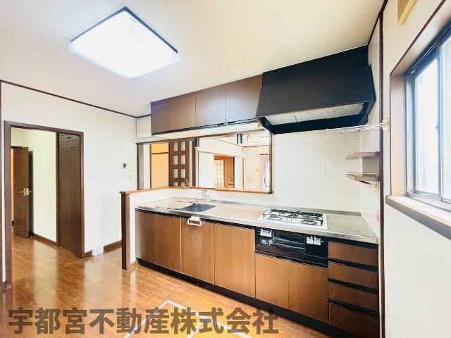�L�b�`�� �y�L�b�`��/���n�ʐ^�z�J�E���^�[�L�b�`���ł��q�l�̗l�q�����Ȃ��痿�����o���܂��B�L�b�`�����ɂ͏�����t�̍L���Ǝ��X�y�[�X���������܂��B
