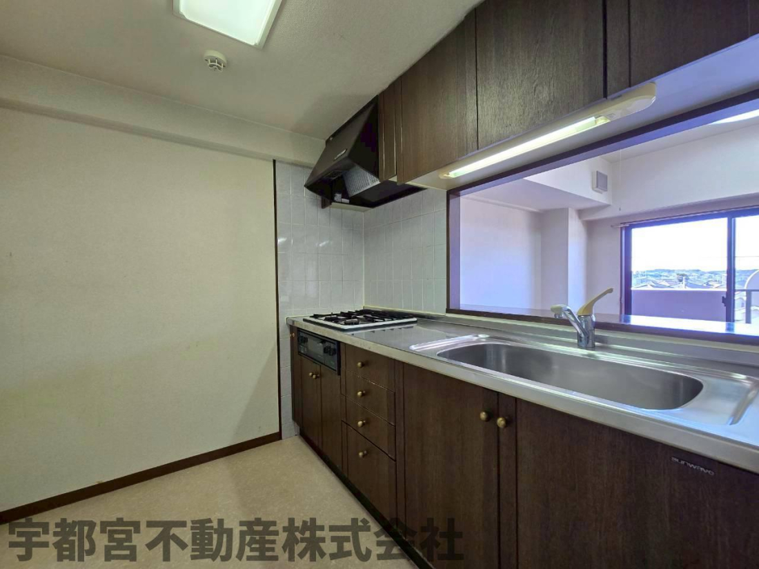 �L�b�`�� ���Ɨ��^�L�b�`���̓��r���O�E�_�C�j���O����͒��ڌ����ɂ����z�u�ƂȂ��Ă���܂��B