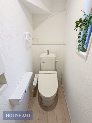 �g�C�� �������g�[�֍����t���Ă���A�����ŉ��K�ɂ��g�p���������܂��B2�K�ɂ��g�C��������܂��I