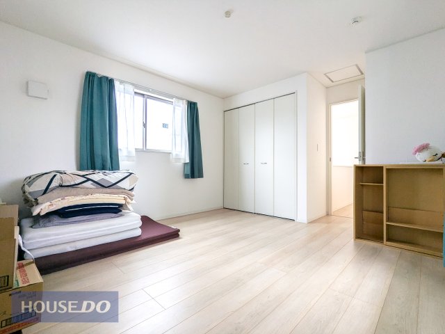 ���̑����� 8.5���̍L���m���ł����ǖʂ��������߁A�x�b�h���̉Ƌ�̔z�u�����₷���A�@�\�I�ȃ��C�A�E�g���\��N���[�[�b�g��������ƕt���Ă��܂��I