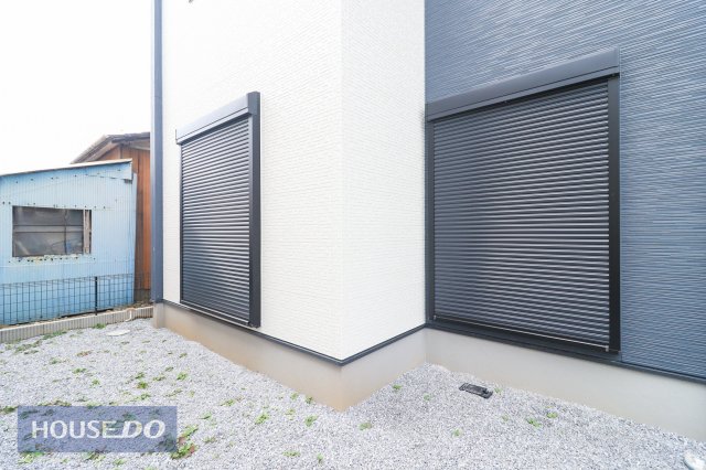  �y�h�Ɛݔ��z �P�K���r���O�ɂ͉J���̋������ɂ��𗧂h�ƃV���b�^�[�����Ă��܂��B